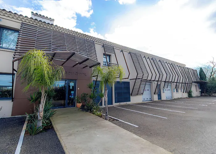 Hôtel les jardins du canal - piscine chauffée à 28 degrés - parking gratuit - garage - bornes électriques - accueil vélos et motos - kids friendly-solaire ecoresponsable